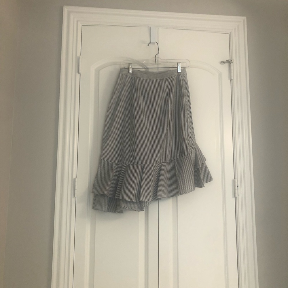 Fun teared skirt. Black and white -sear sucker look. Length 24” to 27”.